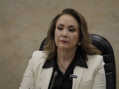 INE ordena a Yasmín Esquivel retirar publicaciones pagadas en Facebook