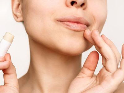 Con solo 2 ingredientes, prepará este bálsamo natural para hidratar tus labios y ya no tenerlos resecos