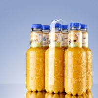 Antes de tirar las botellas de jugo vacías, creá estas hermosas macetas colgantes para tu jardín