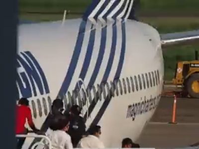 Migrante haitiano salta de escaleras de avión y sale corriendo
