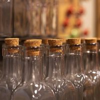 Dale otra oportunidad a las botellas de vidrio vacías y hacé este divino fanal para tu habitación