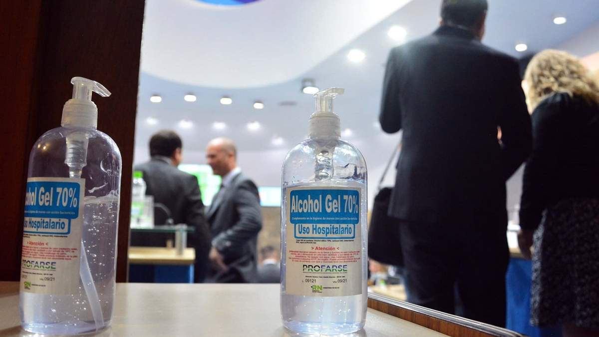 Marcas de lujo producen alcohol en gel. Fuente: (Twitter)