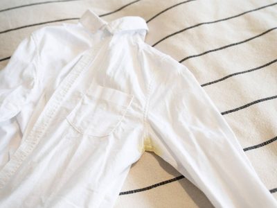 Cómo quitar las manchas y el olor a transpiración de la ropa con un método fácil y casero