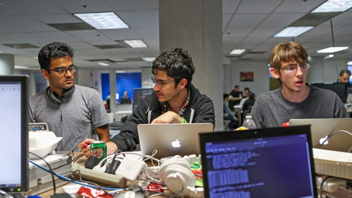 Jóvenes programadores. Fuente: (Twitter)