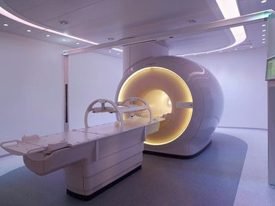 Hombre muere al ser succionado por máquina de resonancia magnética; llevaba una cadena en su cuello