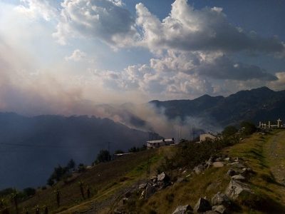 Por incendio forestal, suspenden clases presenciales y evacúan localidades en Zacatlán (Video)