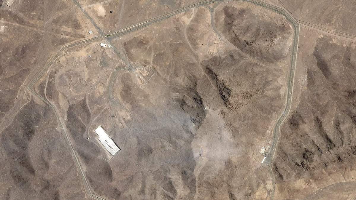 Imagen de satélite del centro de enriquecimiento nuclear iraní de Fordo tras el ataque aéreo de EU