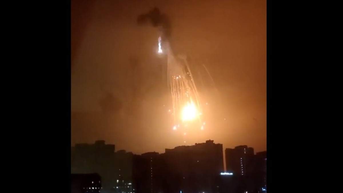 Un avión ruso fue derribado por la defensa antiaérea en Kiev, y sus restos cayeron sobre viviendas