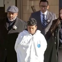 Hombre acusado de quemar a una mujer en el metro de Nueva York espera lectura de cargos