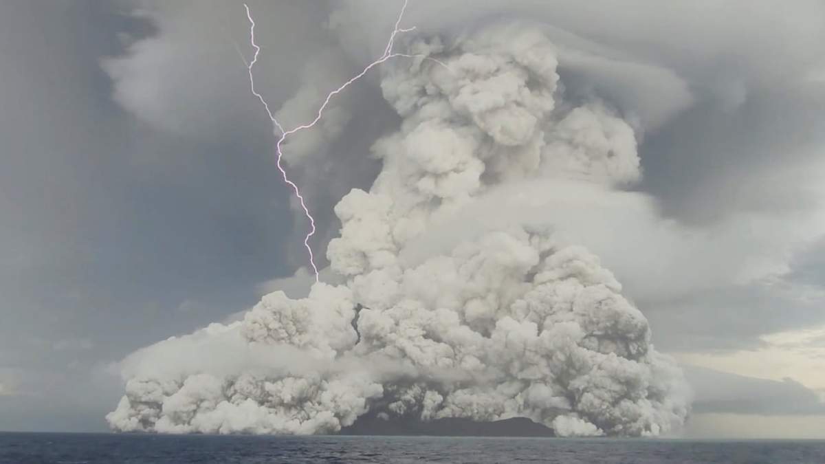 Erupción del volcán Hunga Tonga Hunga Ha'apai, cerca de Tonga. Fuente: (Twitter)