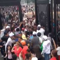 El ingreso al Estadio Azteca para el cierre de AMLO, entre tumultos y protestas (Videos)