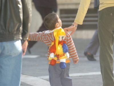 Los requisitos que deberán cumplir los padres separados para trasladar a sus hijos