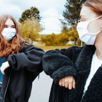 Infectólogos piden "emitir mensajes claros" sobre el coronavirus a la población joven