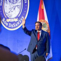 Florida multará hasta con 5 mil dólares a comercios que exijan certificado de vacuna covid