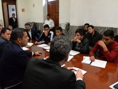 Normalistas comienzan a liberar a choferes y autobuses retenidos tras acuerdo con Segob