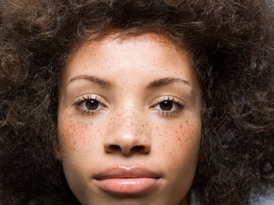 Ni sol ni genética: el truco de maquillaje para crear pecas falsas y lograr un look veraniego