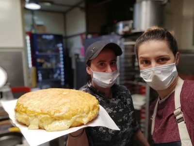 La tortilla de papas rellena que hacen dos cocineras y llegó a Netflix