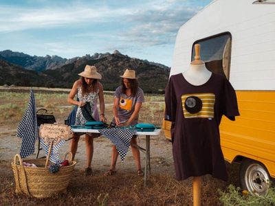 En una casa rodante recorren España y fomentan la moda sustentable