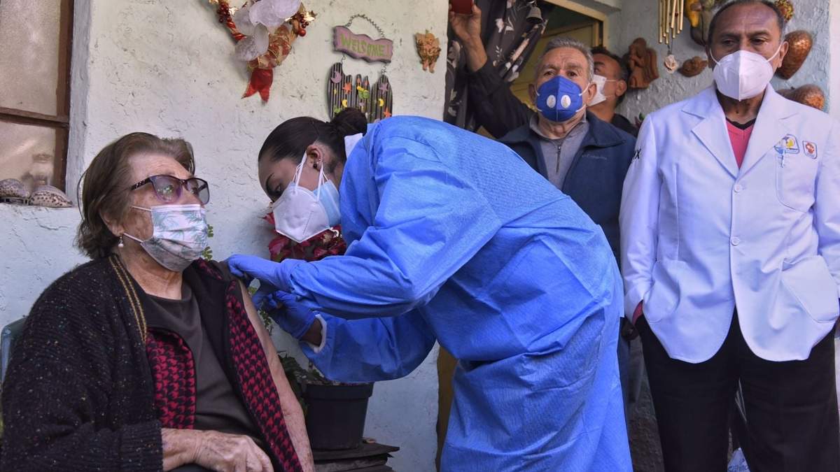 Dora Flores recibió la vacuna contra el covid-19 en su domicilio