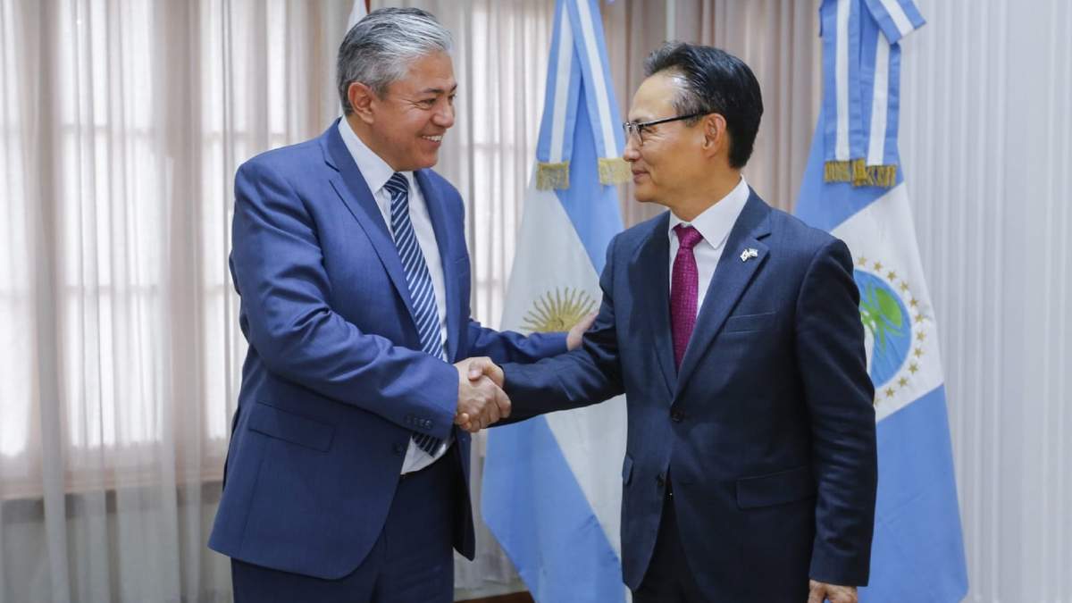 El gobernador Rolando Figueroa, esta tarde, con el embajador de la República de Corea del Sur en la Argentina, Lee Yong-Soo. Fuente: (Prensa Gobierno)