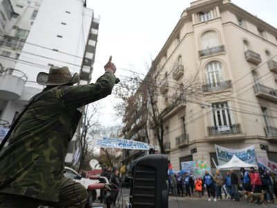 Cristina Kirchner con prisión domiciliaria: sus seguidores tomaron la terraza de un edificio y elevan la tensión