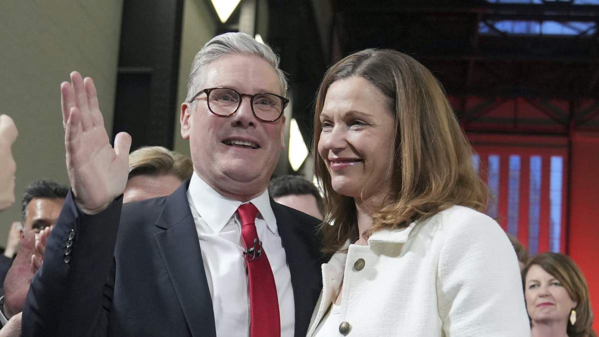 Keir Starmer, líder del Partido Laborista, saluda a una multitud de simpatizantes acompañado por su esposa Victoria