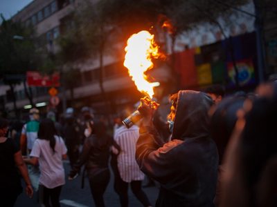 Marcha por el 2 de octubre deja 5 policías lesionados, pintas, destrozos...