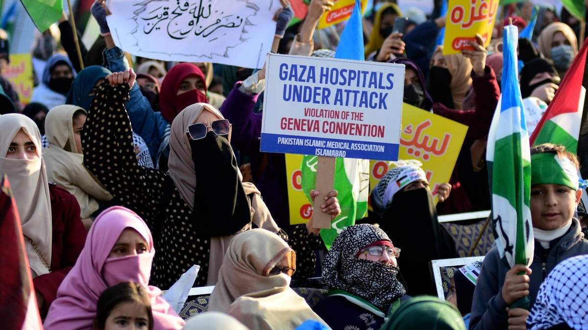 Partidarios del grupo religioso paquistaní "Jamaat-e-Islami" protestan contra los ataques aéreos israelíes y para mostrar solidaridad con el pueblo palestino que vive en Gaza, en Islamabad, Pakistán
