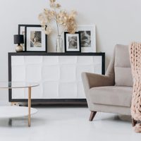 Trucos de decoración que engañan al ojo y hacen que tu casa parezca más grande con los muebles que ya tenés