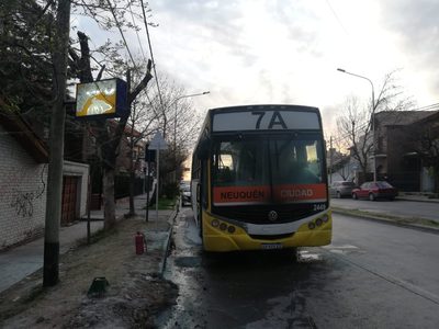 Se incendió un colectivo con pasajeros en la capital