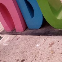 Roban ocho pares de zapatos de bronce colocados en el anti monumento ABC