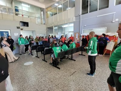 Paro de municipales en Centenario, exigen la continuidad laboral y el pago de horas extras