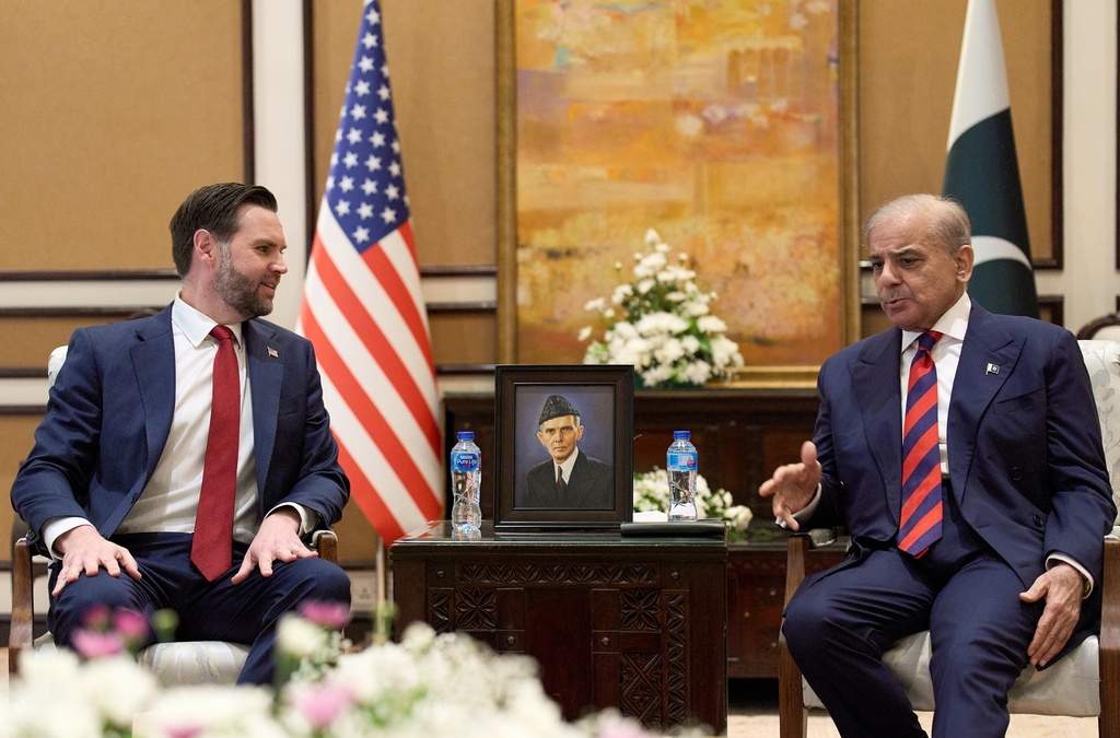 El vicepresidente de Estados Unidos, JD Vance, se reúne con el primer ministro de Pakistán Shehbaz Sharif, el sábado 11 de abril de 2026, en Islamabad, para sostener conversaciones sobre Irán
