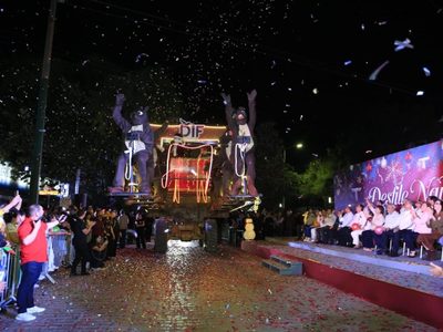 Encabezan Américo y María desfile navideño y el tradicional encendido del pino