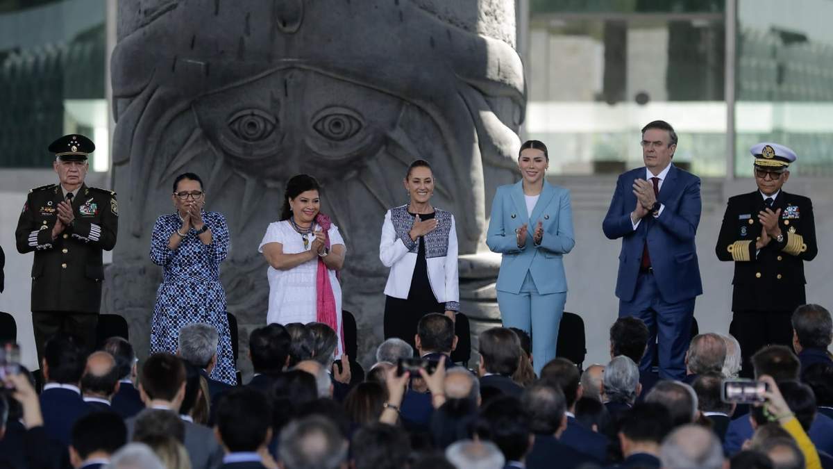 Funcionarios acompañan a la presidenta Claudia Sheinbaum en la presentación del Plan México en el Museo Nacional de Antropología