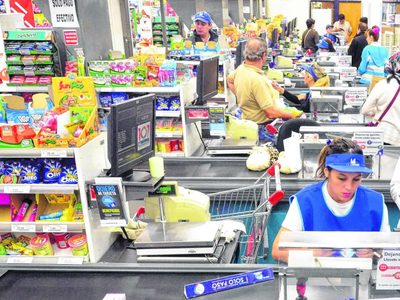 Nueve comercios de Neuquén fueron multados por exhibir alimentos ultraprocesados en línea de caja