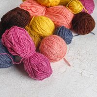 Vamos adelantando la decoración navideña que podés hacer con restos de lana y cartón: un DIY para hacer en el tiempo libre