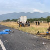 Tráiler impacta una retroexcavadora con trabajadores a bordo en NL; hay tres muertos