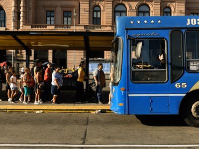 El Gobierno advierte que continuarán los aumentos al transporte público