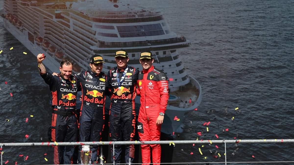 El piloto de Red Bull en primer lugar Max Verstappen de Holanda, segundo a la derecha, posa en el podio con el piloto de Red Bull en segundo lugar Sergio Pérez de México, segundo a la izq,
