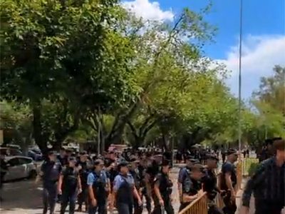 Impresionante despliegue policial por la convocatoria antiminera frente al Poder Judicial