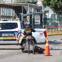 Camión de la Guardia Nacional invade carril del Mexibús y atropella a motociclistas (Video)