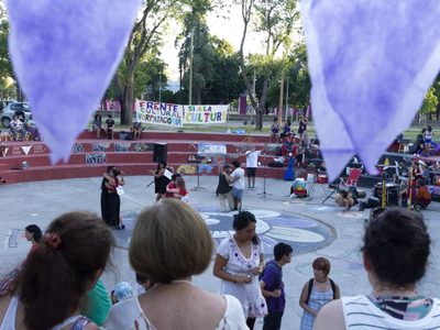 El Anfiteatro Gato Negro fue el escenario del festival cultural en contra del DNU y la Ley Ómnibus