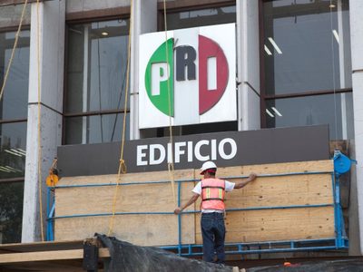 El negro, nuevo color distintivo de los priistas