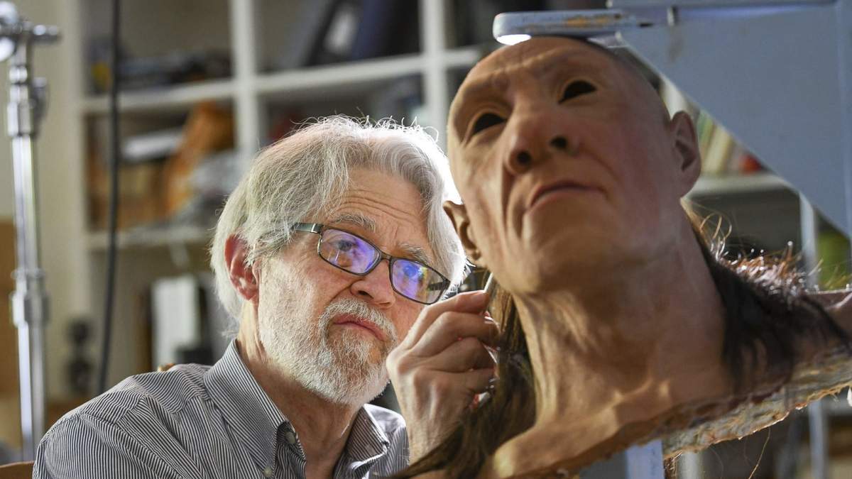 El paleoartista John Gurche le implanta pelo a Shanidar 1, un neandertal masculino, en su estudio en Trumansburg, Nueva York