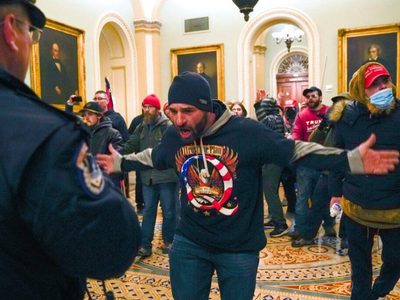 Pelosi afirma que varios congresistas "ayudaron" a los asaltantes del Capitolio