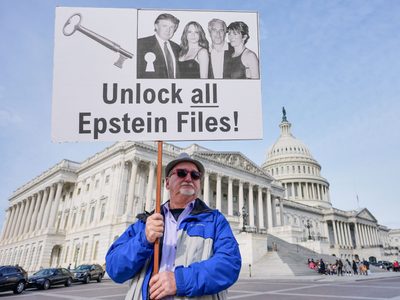 Trump firma ley para publicar archivos del caso Jeffrey Epstein tras resistirse durante meses