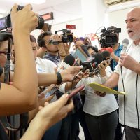 Manuel Clouthier se registra ante el INE como candidato independiente al Senado