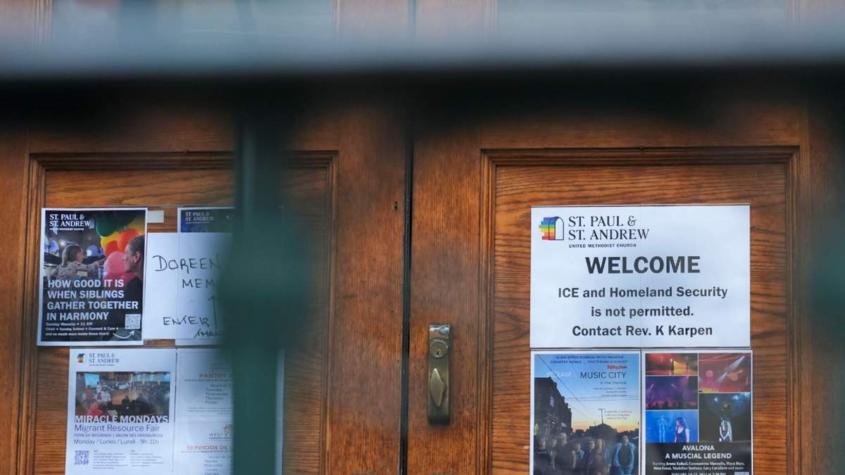 Un cartel que prohíbe la entrada de agentes del ICE o del Departamento de Seguridad Nacional de EU sobre una puerta de la Iglesia Metodista Unida de San Pablo y San Andrés en Nueva York
