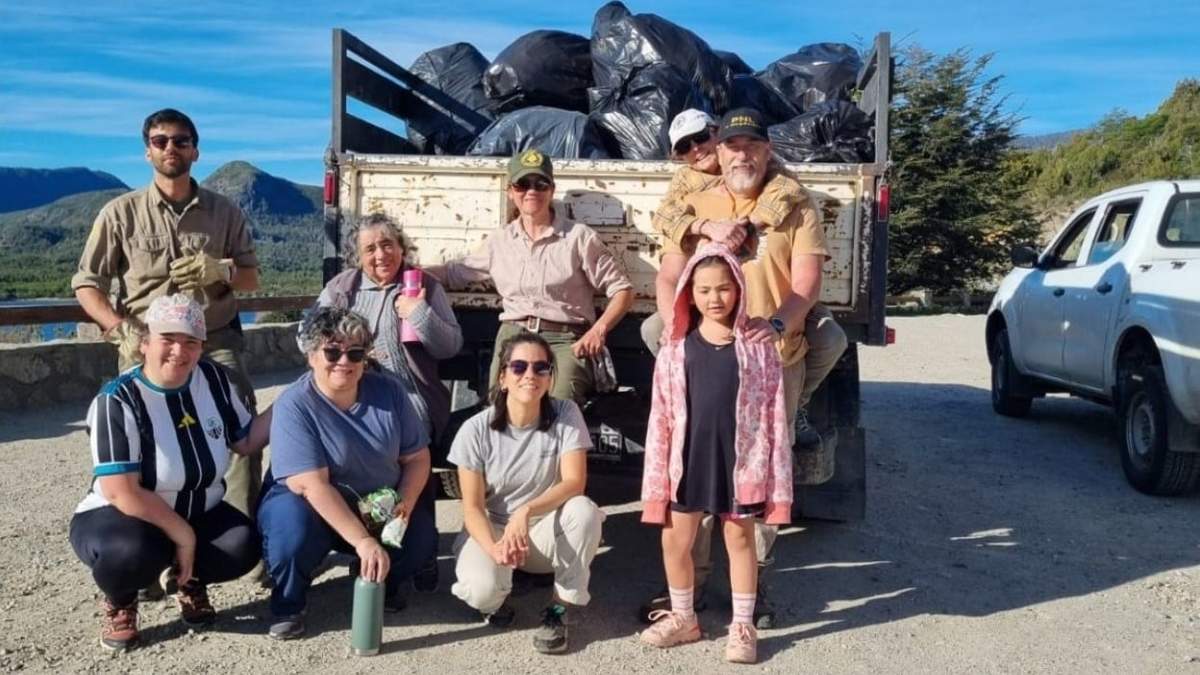 El grupo de vecinos recorrió un tramo de 20 kilómetros de la emblemática ruta. Fuente: (La Angostura Digital)